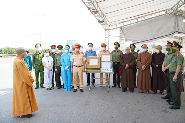 Buddhist Sangha in Hanoi extends support visits to Covid-19 quarantine checkpoint