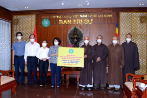   VBS in Ho Chi Minh City presents ambulances to hospitals