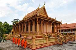 Rite of passage draws youth to pagodas