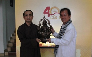 Thai Businessman presents statue of Bodhisattva Thích Quảng Đức to Giac Ngo Newspaper