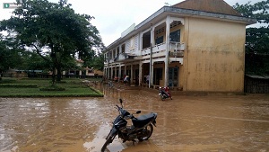 Hanoi University of Home Affairs helps flooding schools in Quang Binh