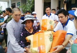 Buddhist groups in Ho Chi Minh send relief to flood victims in Central region