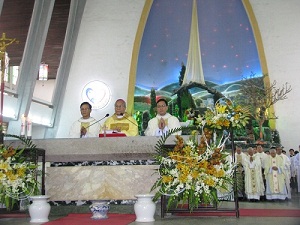 Hue Archdiocese honors  former archbishop