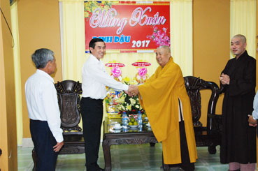 Tien Giang provincial leader extends visit to Buddhist Chapter 