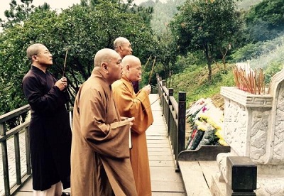 Buddhist leader visits grave of General Võ Nguyên Giáp