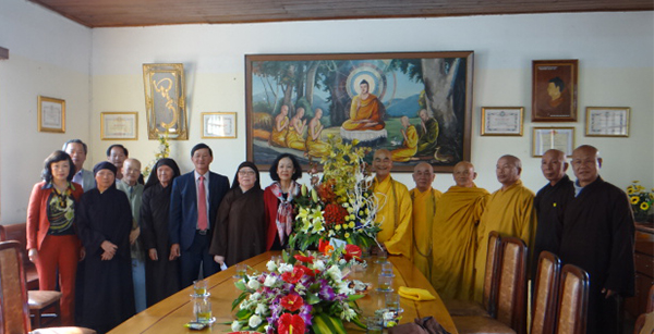 Politburo member visits VBS chapter in Lam Dong