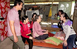 Catholic Parish in Tien Giang presents gifts to poor people