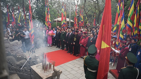 President offers incense to Hùng Kings