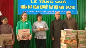 Senior Buddhist monk presents gifts to people with disabilities in Ba Ria-Vung Tau