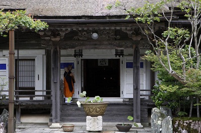 Thousands of Japanese Buddhist temples left 'priestless'