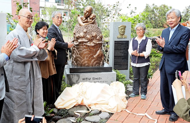 “Vietnam Pieta” statue unveiled on Jeju Island	