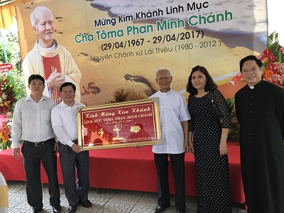 Binh Duong provincial Religious Committee leader extends congratulation to Priest Thomas Phan Minh Chánh on his 50th anniversary of priesthood ordination