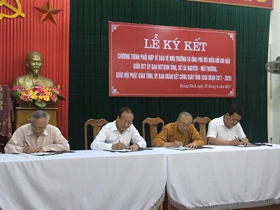 Local religious organizations in Quang Binh sign agreement on protection environment, climate change adaptation