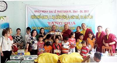 Indian Buddhist delegation visits AO children in Da Nang