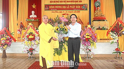 Nam Dinh authorities pay Vesak visits to Buddhist places