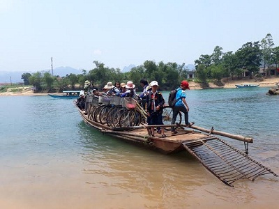 Con Ket parishioners receives boat for ferrying pupils to school 