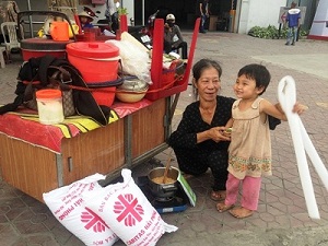 Haiphong Caritas presents rice to disadvantaged people in the diocese