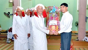 Binh Thuan provincial government pays Ramuwan visit to Islamic Cham communities