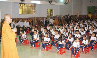 Former VFF leader visits Buddhist charity center in Kien Giang