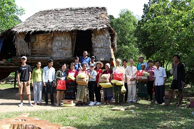 VBS Chapter in Quang Binh presents charity gifts to Bru-Van Kieu ethnic people