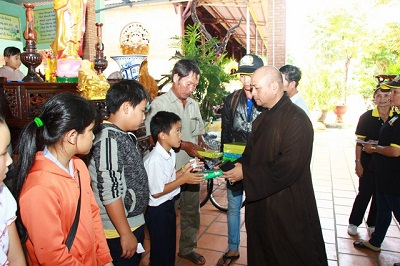 Buddhist pagoda in HCMC presents gifts to poor people in Ba Ria - Vung Tau