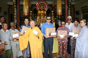 Bao Quang Pagoda in Da Nang presents gift to blind people 