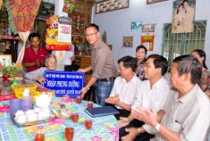 Buddhist group from Ba Ria-Vung Tau pledges to take care of Vietnamese heroic mothers in Tien Giang