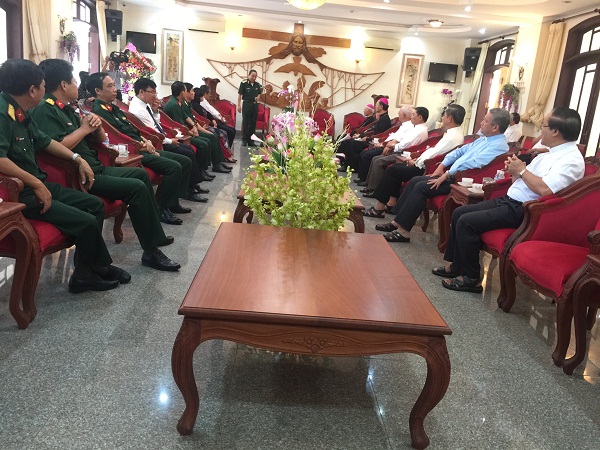 Delegation from 7th Military Region visits Xuan Loc Cathedral 