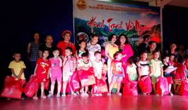 Buddhist group from Hanoi presents gifts to the poor in Quang Binh