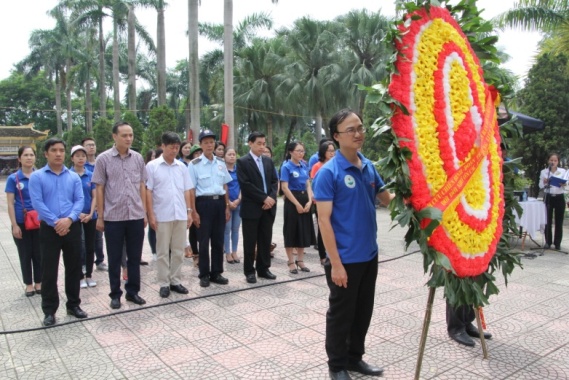 GCRA delegation offers incense at Hanoi martyr cemetery