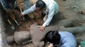 Cambodia Angkor Wat: Ancient statue unearthed