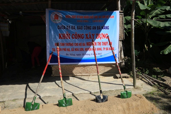 Buddhist pagoda in Da Nang supports construction of charitable house for AO victim 