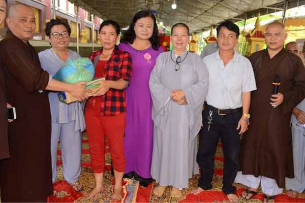 Linh Nghia pagoda in Tay Ninh presents gifts to the poor on Vu Lan festival