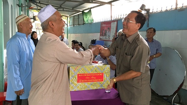 Southwest Steering Committee delegation extends congratulations to Islamic Cham people in Tien Giang on Roya Haji festival