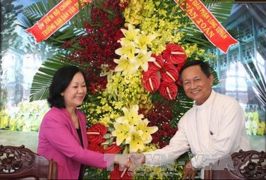  Party official visits Long Xuyen Diocese Cathedral