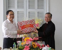 VFF leader visits religious establishments in Can Tho