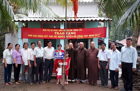 Buddhist Chapter in Tien Giang presents charitable houses to poor families