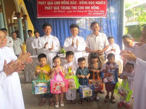 Caodai Tay Ninh Church presents gifts to poor people in Ben Cau district