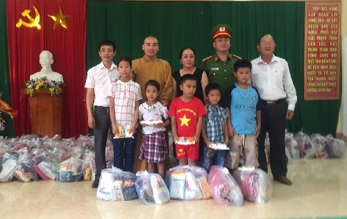 Buddhist groups hand over gifts for children, poor families in central provinces