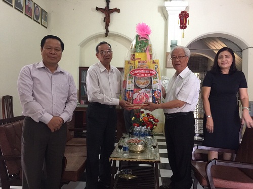 Binh Duong authorities honor elderly dignitaries on International Day of Older People