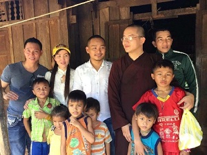 Buddhist group in Da Dang presented gifts to ethnic children, disadvantaged families in Quang nam