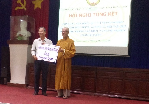 Buddhist chapter in Tien Giang gives VND 5.6 billion to the poor