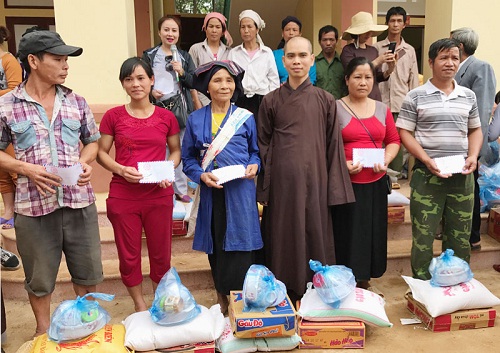 Buddhist chapter in Hoa Binh presents relief to flood victims