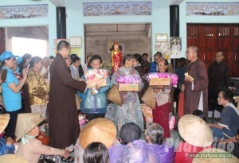 Buddhist groups present relief to flood victims in Quang Nam