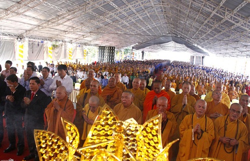 Over 10,000 hold requiem for traffic accident victims in Vietnam