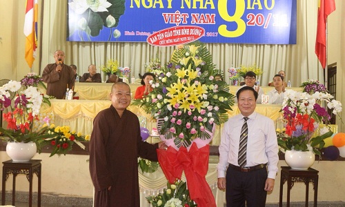 Religious committee in Binh Duong visits Buddhist school on occasion of Vietnam Teacher’s Day