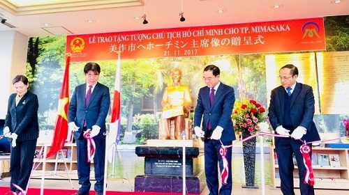 First statue of Ho Chi Minh in Japan presented to Mimasaka city