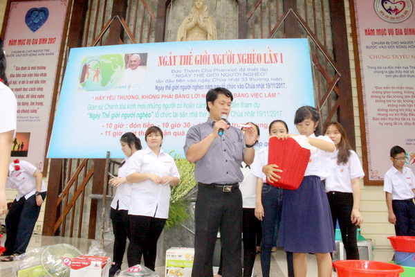 Cathedral parish under My Tho Diocese presents gifts to the poor