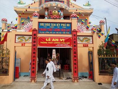 Caodai parish  in Tien Giang installs divine worshipping symbol