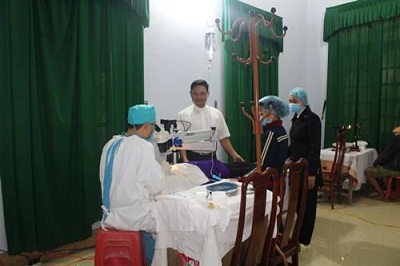 Over 600 poor patients receive free health check, eye surgeries in Catholic deaneries in Ha Tinh